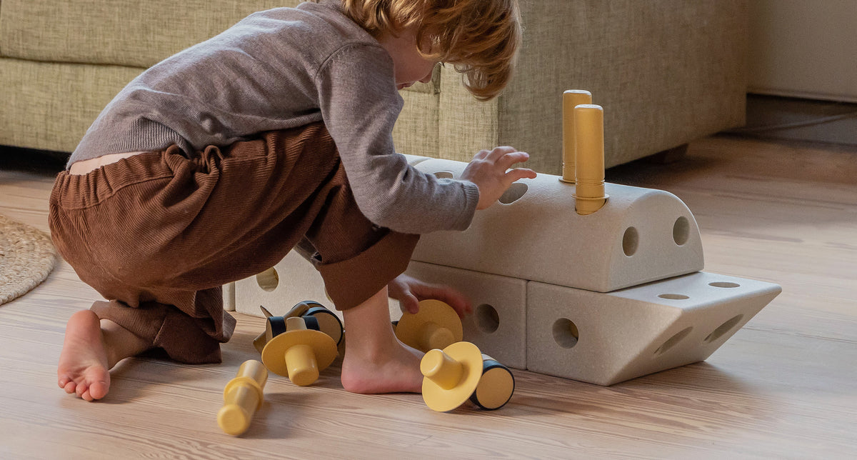 Laat je kinderen experimenteren en hun creativiteit gebruiken om grote ideeën en gedachten tot leven te brengen.